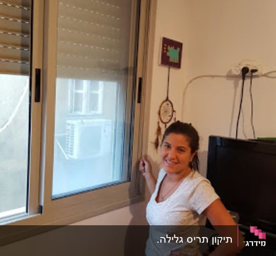 חלון עם תריסים סגורים למחצה בחדר